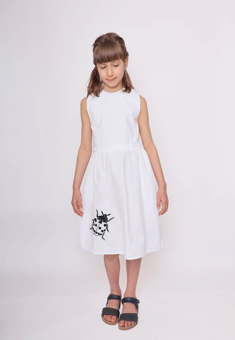Witte jurk met uitgesneden rug en lieveheersbeestje handborduurwerk 