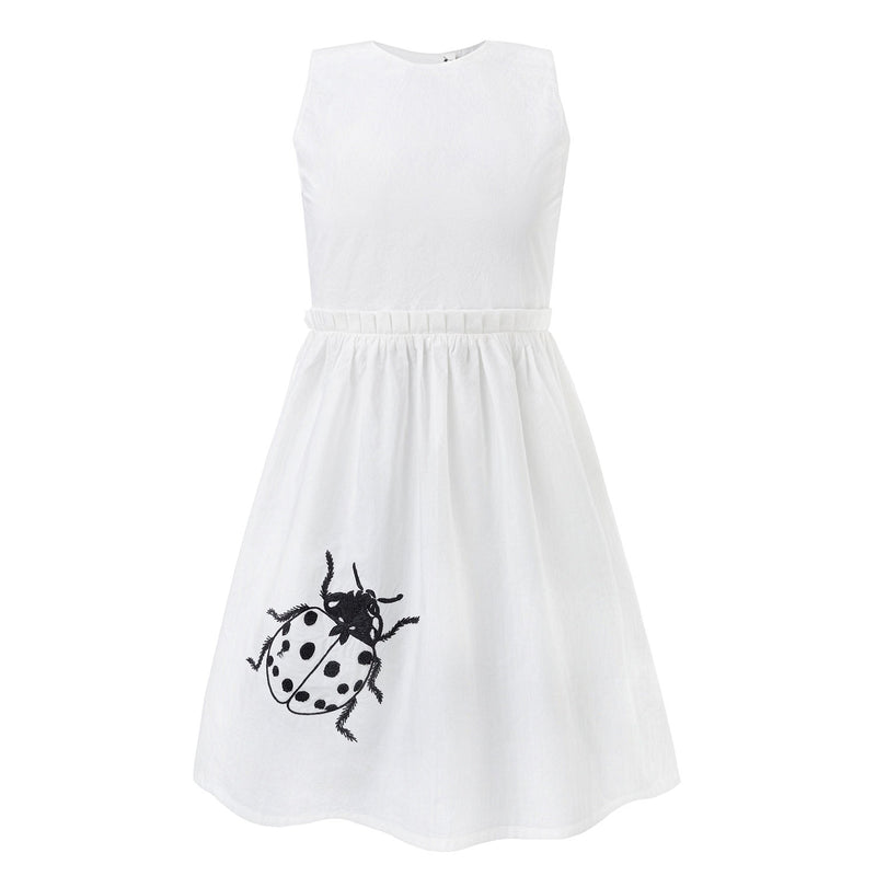 Witte jurk met uitgesneden rug en lieveheersbeestje handborduurwerk 